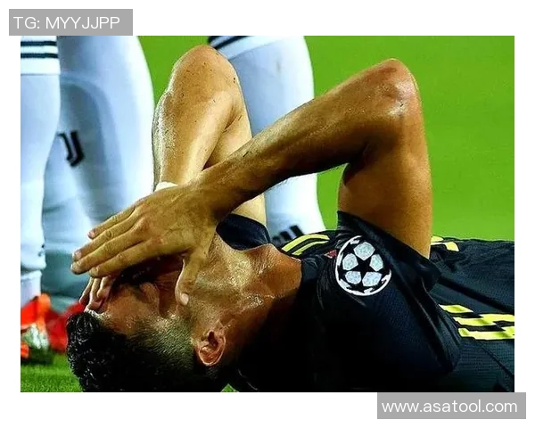 球迷疯狂行为引热议：冲进场内抢C罗球衣成欧冠奇观